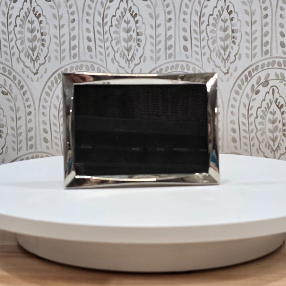 Modern Silver Metal Photo Frame 4x6 Rectangle Polished Finish Tabletop Display